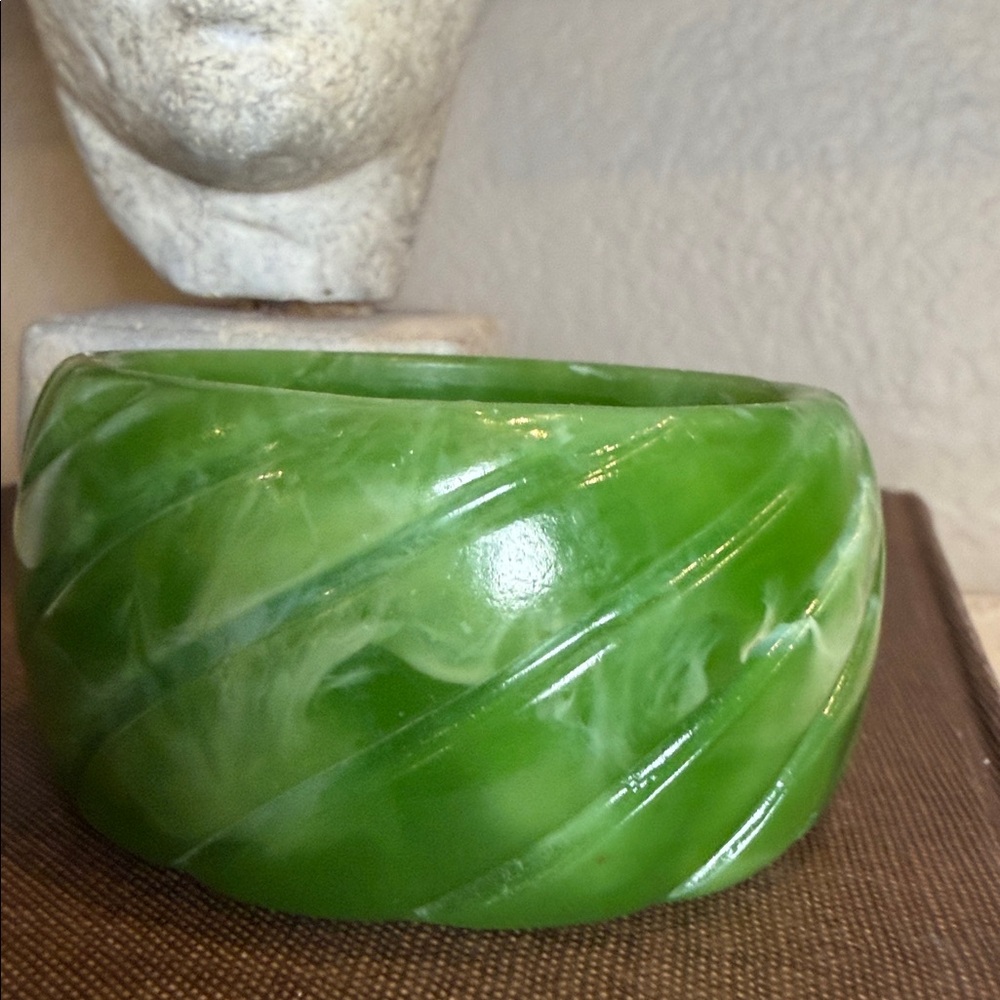 Vintage Marbled Green Lucite Bangle Bracelet Carved Sunburst Design - Picture 4 of 6